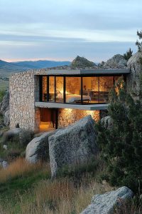 37 Genius Houses Built Into Hillside