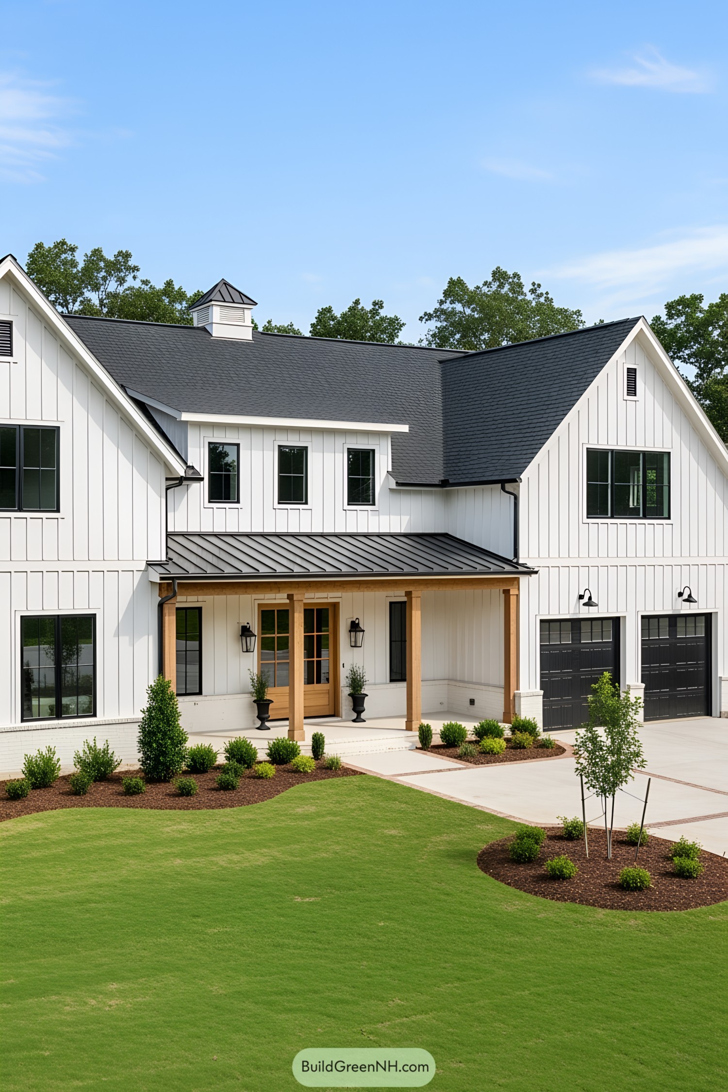 Modern L-shaped barnhouse with manicured lawn