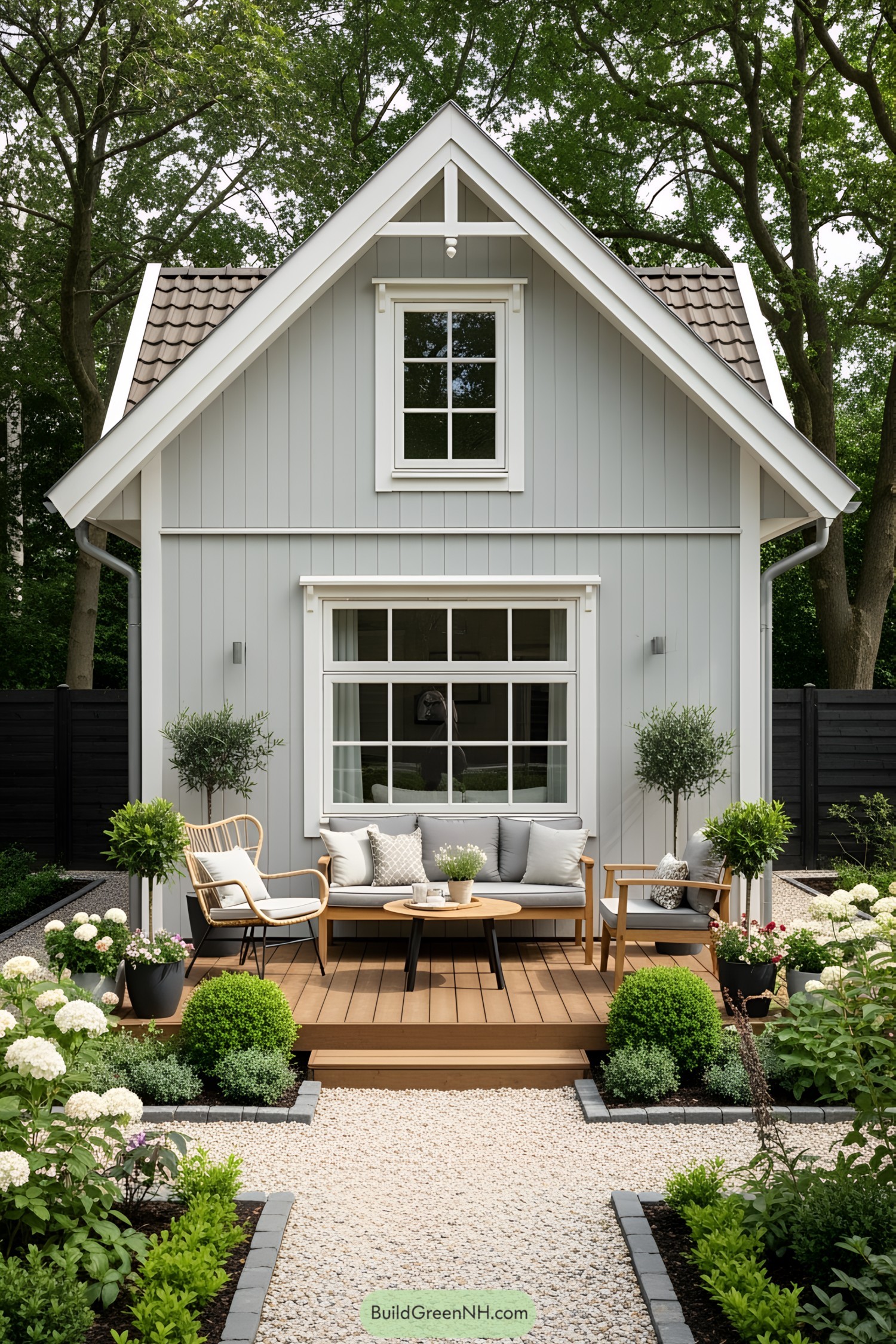 Cozy small house with a charming garden
