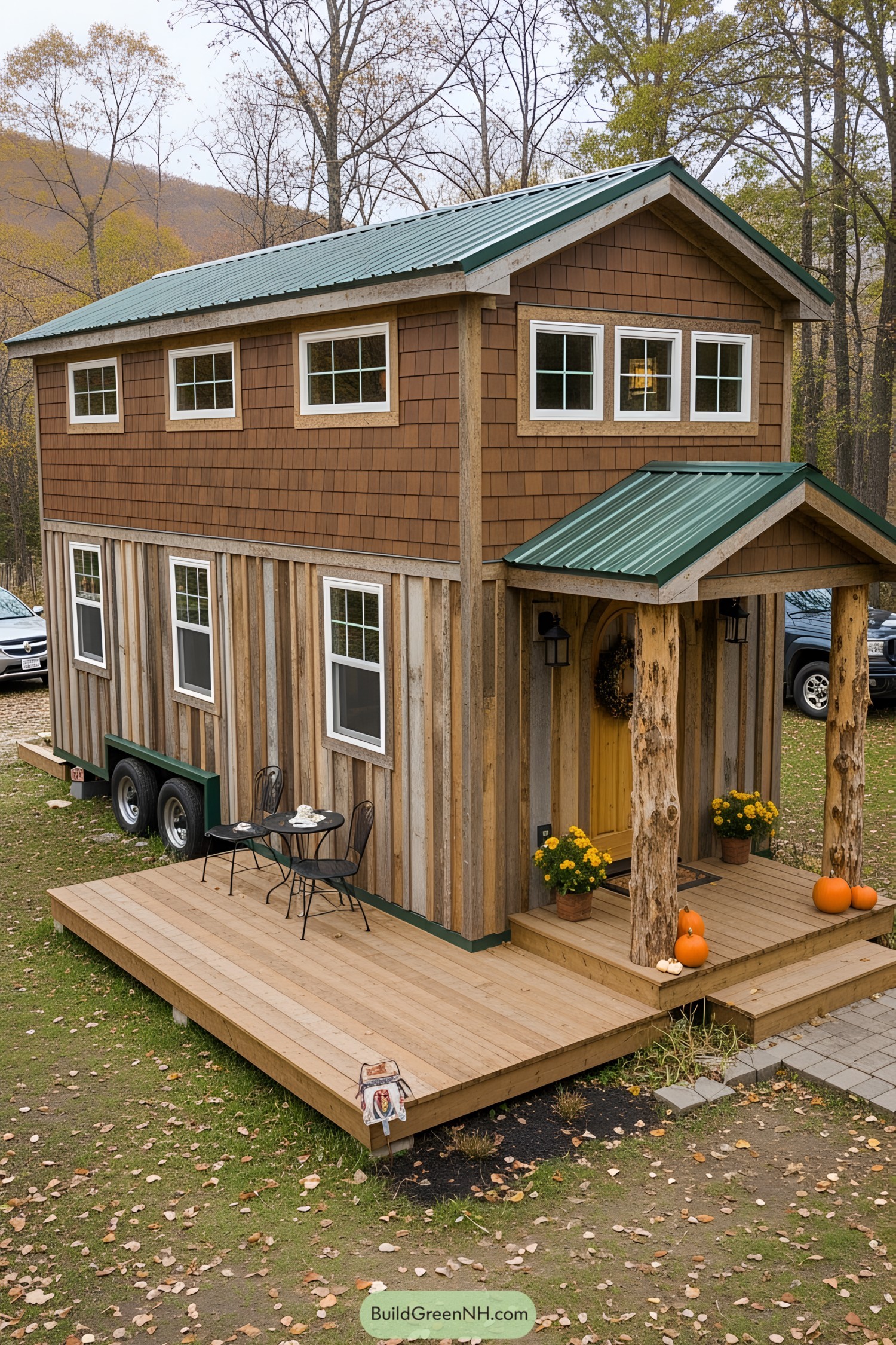 Charming wooden tiny house by the mountains