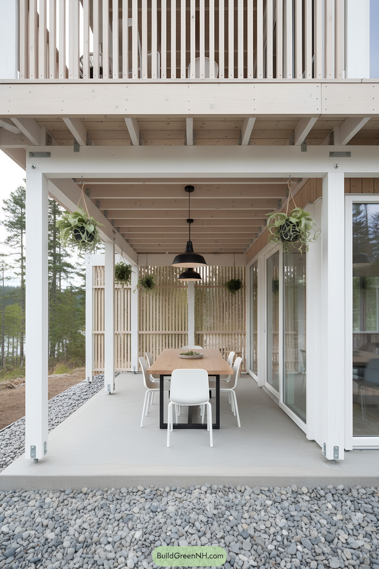 Elevated cabin with a stylish outdoor dining area